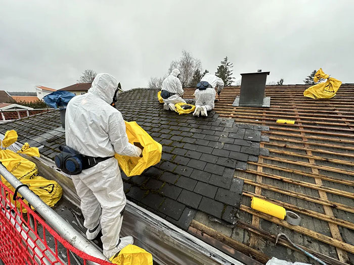 Våra sanerare genomför en sanering på ett bostadstak